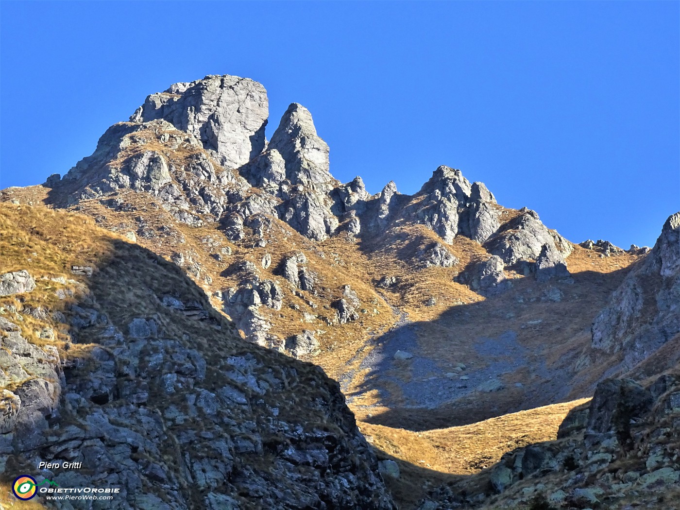 10 E mi godo la vista allo zoom della cima del Valletto (2372 m) baciata dal sole.JPG